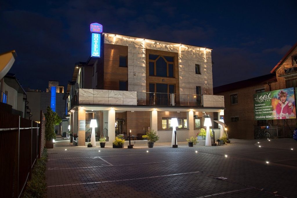 Oświetlony nowoczesny budynek hotelowy nocą z wejściem głównym – Agit Hotel Congress & Spa, Lublin