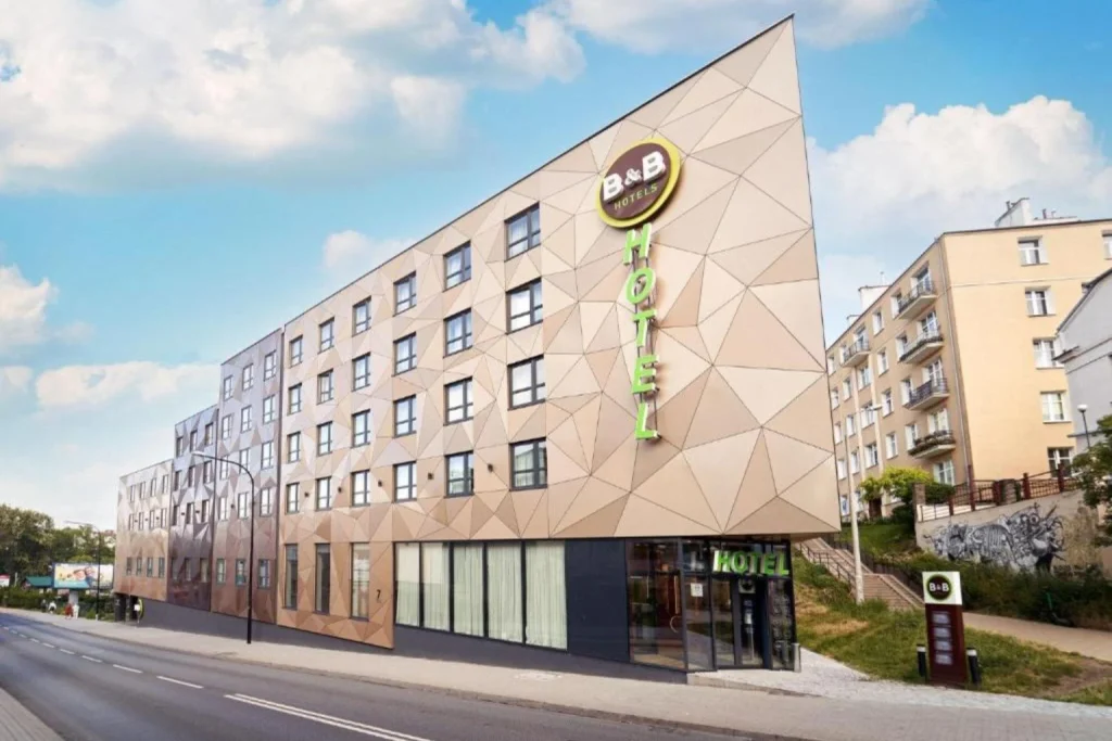 Nowoczesny budynek z geometryczną elewacją i wejściem bezpośrednio od ulicy w B&B HOTEL Lublin Centrum, Lublin, Poland