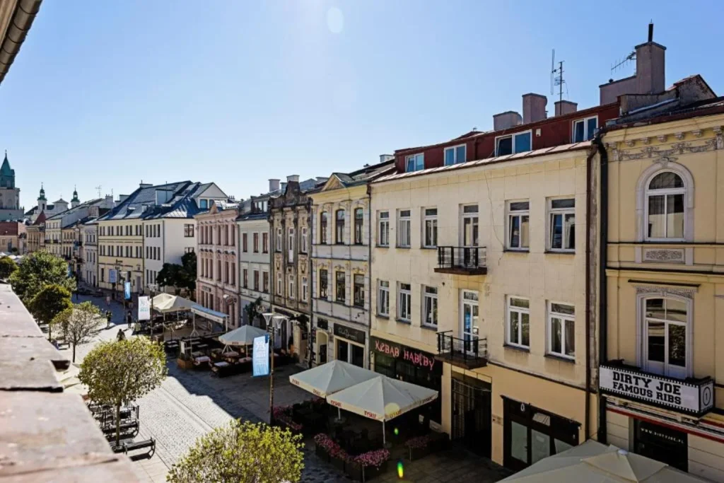 Widok na zabytkowe kamienice i ulicę w centrum miasta – Folk Hostel, Lublin