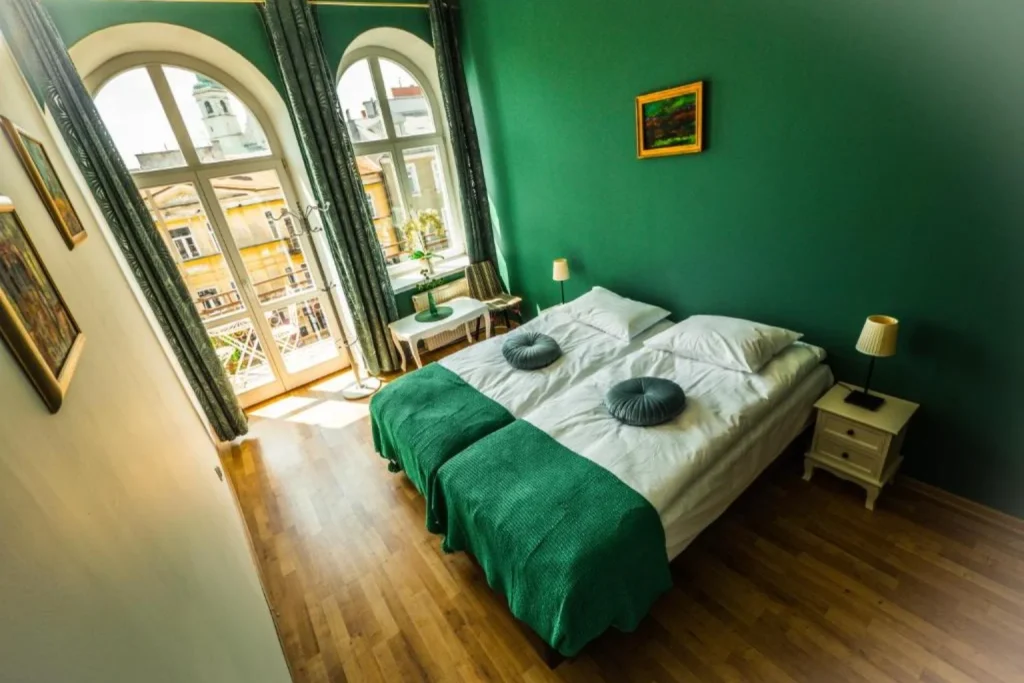 Green double bedroom with arched windows at Hostel Pod Basztą in Lublin