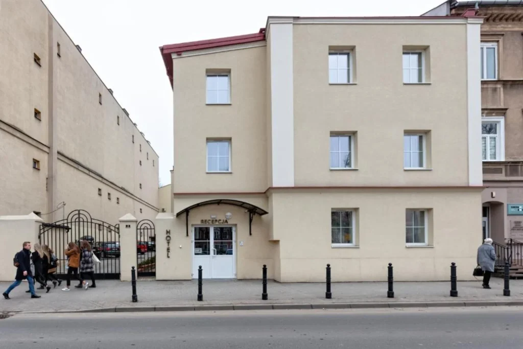 Jasna fasada budynku z wejściem do recepcji i kameralnym dziedzińcem w Hotel Lublin, Lublin, Poland