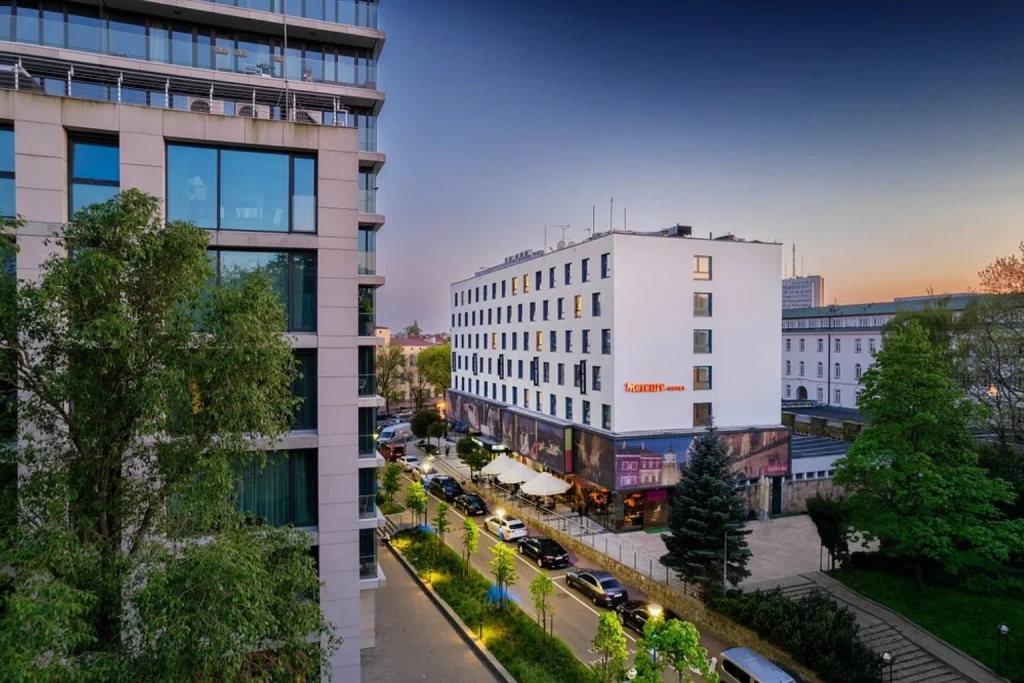 Widok na nowoczesny budynek hotelowy i otaczającą go miejską zabudowę o zmierzchu w Hotel Mercure Lublin Centrum, Lublin, Poland