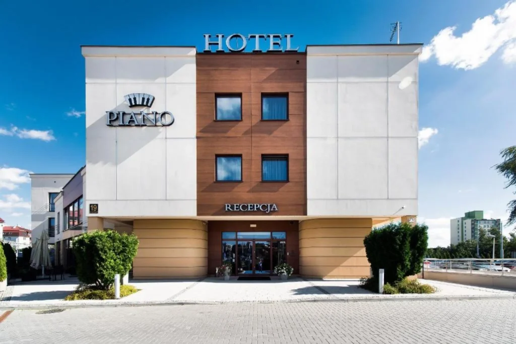 Frontowa część nowoczesnego budynku z głównym wejściem i recepcją – Hotel Piano, Lublin.