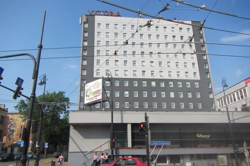 Widok na budynek Hotel Victoria przy jednej z głównych ulic miasta, Hotel Victoria, Lublin, Poland