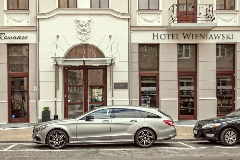 Elegancka fasada hotelu z reprezentacyjnym wejściem i klasycznymi detalami architektonicznymi w Hotel Wieniawski Lublin, Lublin, Poland