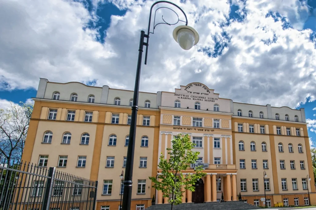 Zabytkowy budynek z reprezentacyjną fasadą, kolumnowym wejściem i historycznymi detalami architektonicznymi – Ilan Hotel, Lublin.